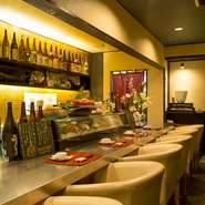 味の違いがわかる大人の方が多くいらっしゃいます。店内は落ち着いた雰囲気があるので、ゆったりと飲んでいただくのにぴったり。接待やデートなど、大切な方との食事もおまかせください。