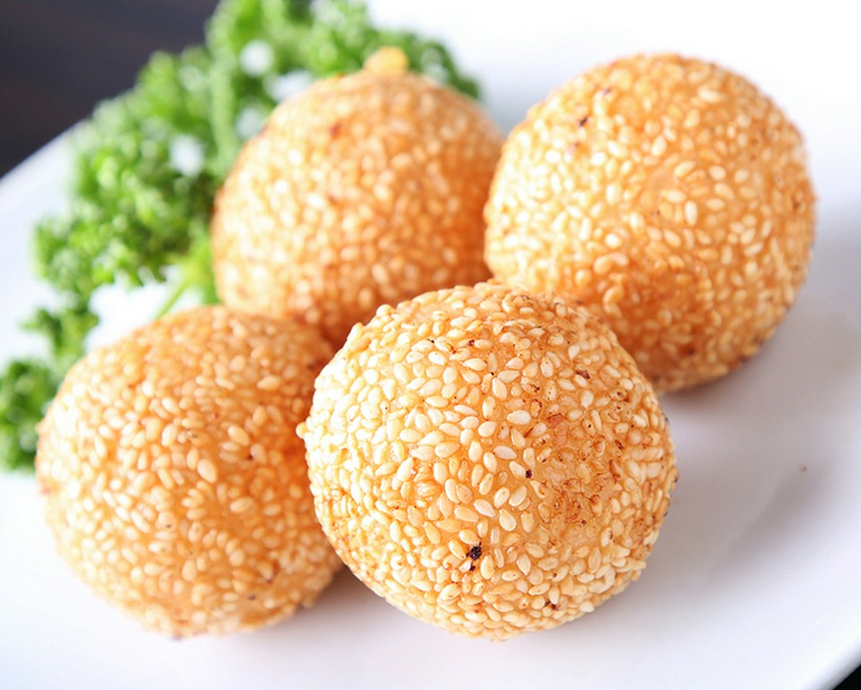 ゴマの香ばしい風味とアツアツ感がたまらない、黒ゴマ団子