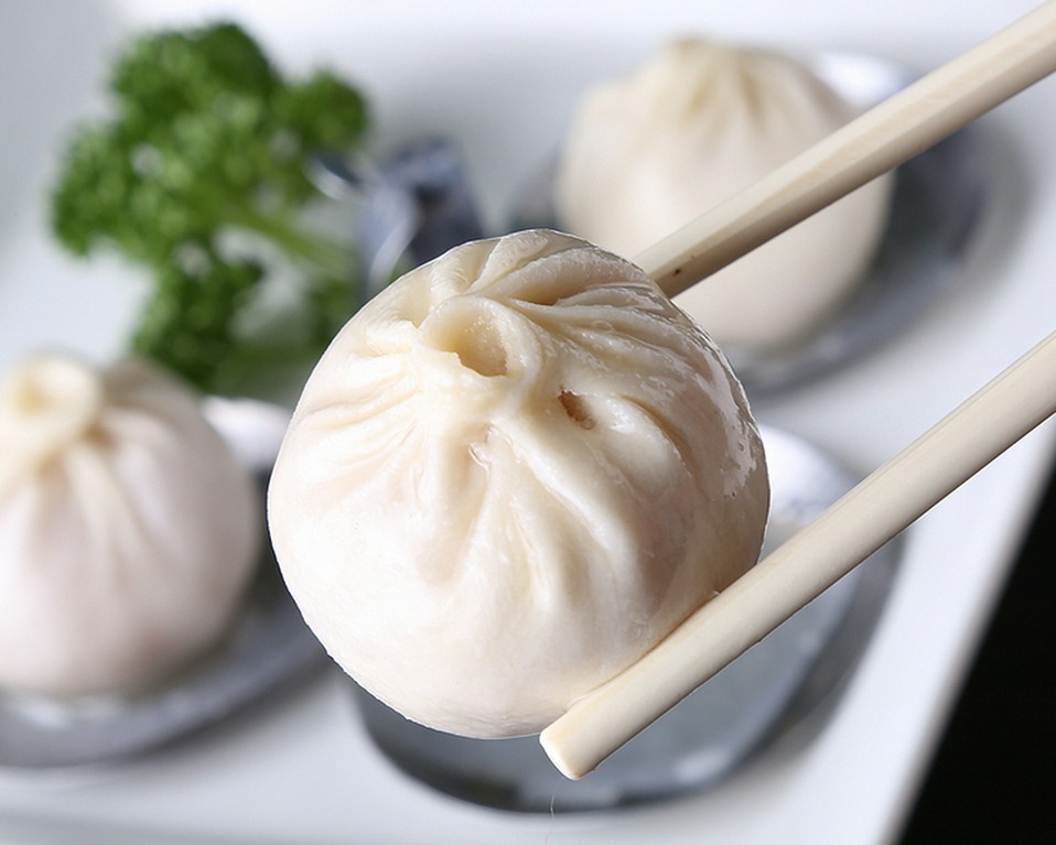 かぶりつくと、中から肉汁がジュワッ！　ジューシーな小籠包