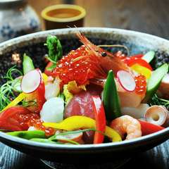 鮮魚たっぷり！　豪華な一皿『魚しんの海鮮サラダ』