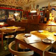 ソムリエがいるのも当店の自慢。いつもより少し大人な雰囲気で、大切な方との語らいのひとときをお過ごしください。お誕生日、記念日のサプライズサービスも承ります。ご予約の際にお伝えください。