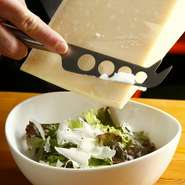 24ヶ月熟成させたパルミジャーノチーズを贅沢にトッピング。