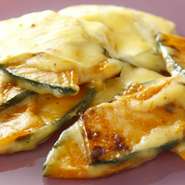 カボチャの甘みとカマンベールのクリーミー感が絶妙。女性に人気のメニューです。