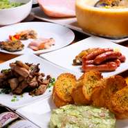 ※要予約になります。
※4名様～32名様までご予約承ります。
※15名様以上のご利用で半貸切にできます。
※仕入れの状況によりメニューが変更する事がありますのでご了承ください。
※リピーターの方はできる限りメニューを変えています。何度来ても楽しい内容になってます。
※アラカルトにて個室ご利用のお客様はお一人様￥200の個室利用料を頂くようになります
(コースご利用のお客様は必要ございません)
