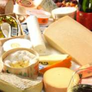 チーズに旬や食べ頃があるのをご存じですか？
フランスにはチーズを熟成するのが仕事の職人さんがいて同じチーズでも状態で全く味わいが違います。
是非とも当店の美味しい状態の食べ頃チーズをお楽しみください。