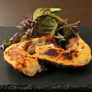 フランス料理の隠し味に醤油など和食の調味料を使用、和のエッセンスを使い、洋風料理としてつくり上げていく創作料理が特徴。西京味噌がオマール海老のおいしさを引立て新しい出会いを感じてもらえる一品です。