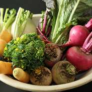 鎌倉の市場に足を運び、さまざまな農家の方と出会い、品質のいい野菜をつくっていると思える生産者と知り合いに。その方から仲卸を通さず直接、新鮮な鎌倉野菜を仕入れています。