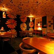 コース料理から単品の料理までご用意。広々としたスペースもあり、さまざまな方に利用してもらえるお店です。ワイン居酒屋ですが、料理だけでもおすすめ。気軽に楽しめるフレンドリーな雰囲気のお店です。