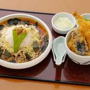 人気の戸隠おろしそばを、香ばしくカラッと揚がった天ぷらがが乗った天丼。