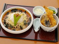 人気の戸隠おろしそばを、香ばしくカラッと揚がった天ぷらがが乗った天丼。