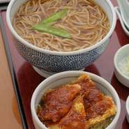 あっさりとシンプルなかけそばと、しっかり脂ののったヒレ肉の丼の組合せ