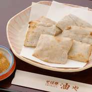 板状の切ったおそばに、ネギ味噌をつけて焼き上げます。食欲をそそる、香ばしさ満点！