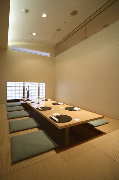 大切なお客様との会食には、個室もご用意しております
