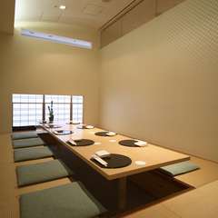 大切なお客様との会食には、個室もご用意しております