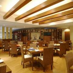 おしゃれな店内で楽しいひと時をお過ごしください