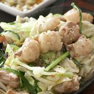 大人気！りんごとたまねぎの特製ダレの鉄板焼き！
・モツ増し＋528円　モツが2倍の量になります。
