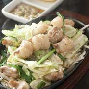 新鮮なホルモンの鉄板焼きは、店の人気メニュー。塩味の場合は、レモンをかけてさっぱり味で食べます。