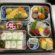 天婦羅　焼き魚　煮物　お造り　フルーツ　白御飯。

白御飯を握り寿司に変えると3240円になります。
