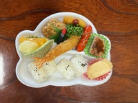 エビフライ、唐揚げ、ハンバーグ、玉子焼き、ウインナ－、フライドポテト、フルーツ、

