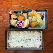 焼き魚、煮物、出し巻き玉子、海老天婦羅、ロースカツ、鳥南蛮、野菜天婦羅。
見た目にも上品な二段重ねのお弁当です。