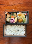 焼き魚、煮物、出し巻き玉子、海老天婦羅、ロースカツ、鳥南蛮、野菜天婦羅。
見た目にも上品な二段重ねのお弁当です。