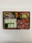 極上の黒毛和牛と焼き魚、フルーツ、煮物。和食お弁当です。