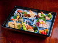 新鮮なお造り、天婦羅、寿司、煮物、フルーツ、酢の物、
Ａ５ランク黒毛和牛焼肉、ご満足のいただける御料理です。