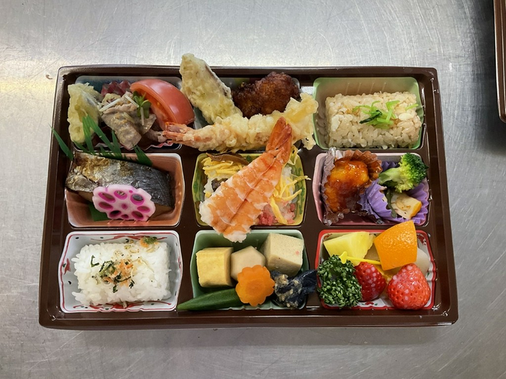 いろどり弁当。（　鯛めし、えびちらし寿司、じゃこめし、）　　　　　　165×195mm