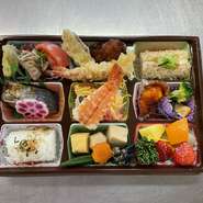 盛りだくさんのおかずを彩りよく盛りつけた豪華なおべんとうです。。焼き魚、煮物、天婦羅、豚しゃぶ、フルーツ、あえものor酢の物。
（最小注文数５個よりお願い致します）
