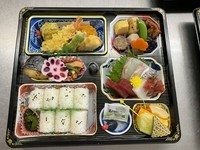 天婦羅　焼き魚　煮物　お造り　フルーツ　白御飯。

白御飯を握り寿司に変えると3240円になります。
鯛めしに変えると２３７６円
