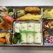 天ぷら、焼き魚、煮物、若鶏照り焼き、和え物、フルーツなど盛りだくさん、内容、ボリュームとも充実しております。いろいろなお集まり行事ごとに御好評頂き喜ばれております。