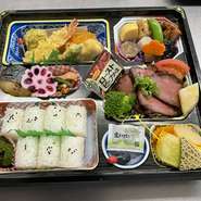 天婦羅　焼き魚　煮物　フルーツ、白御飯

白御飯を握り寿司に変えると３２４０円になります。鯛めしに変えると２３７６円です。
