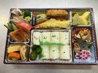 天ぷら、焼き魚、煮物、若鶏照り焼き、和え物、フルーツなど盛りだくさん、内容、ボリュームとも充実しております。いろいろなお集まり行事ごとに御好評頂き喜ばれております。