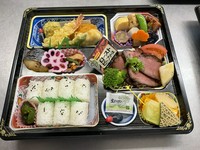 天婦羅　焼き魚　煮物　フルーツ、白御飯

白御飯を握り寿司に変えると３２４０円になります。鯛めしに変えると２３７６円です。