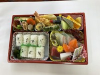 活きのいい脂ののった鯛、サーモン、まぐろ、いかに天婦羅、煮物、和食お弁当です。