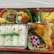 天婦羅、煮物、鳥照り焼き、焼き魚、フルーツ、
ローストビーフ。
