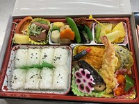 天婦羅、煮物、鳥照り焼き、焼き魚、フルーツ、
ローストビーフ。