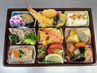 盛りだくさんのおかずを彩りよく盛りつけたおしゃれで、豪華なおべんとうです。。焼き魚、だし巻き卵、煮物、若鶏煮、天婦羅、豚しゃぶ、フルーツ、ローストビーフ。
（最小注文数５個よりお願い致します）
