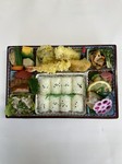 和食お弁当です。煮物、天婦羅（えび、白身魚、鳥、野菜）、酢の物、鳥黒酢煮、焼き魚、和え物、豚しゃぶ、白米。　　