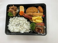 トンカツ、エビフライ、唐揚げ、ハンバーグ、生姜焼き、だし巻き、フライドポテト、白米。１０食から承ります。
特注弁当なので、配達不可ですが条件により相談に応じます。
