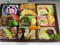 御飯なしのおかずだけのお弁当です。焼き魚、煮物、揚げ物、フルーツ、酢の物、鳥照り焼き、
　酒の肴に最適なお弁当です。