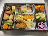 新鮮なお造り入りの豪華なおかずのみのお弁当です。宴会、打ち上げなどにご利用ください。