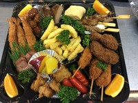 フライドポテト、エビフライ、から揚げ。ウインナー、とんかつ
ハンバーグ等々盛りだくさん。