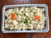 鯛の旨味と御飯、満喫下さい。各種お弁当のご飯の変更可能です。（プラス２１６円)