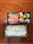 黒毛和牛
霜降り肉とくちどけ脂と肉のやわらかさなんとも抜群です。
最上級肉と魚と煮物。