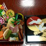 おせち料理お一人様用。
数の子、ぶり照り焼き、有頭海老、伊達巻、各種煮物等々
華やかに彩りよく盛りつけてます。
１２月３１日午後からの引渡しになります。
配達不可　　　　　　　　2,022年価格