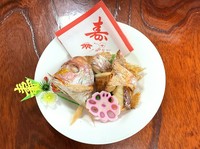 お一人様用の焼き鯛です。
お祝い事には、やっぱり鯛、食べやすいように
三枚におろして骨抜きをしております。