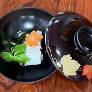 最高の鰹節と最上級の昆布でいいとこどりのお吸い物です。
鯛、三つ葉、（季節により木の芽か柚子を使います）。