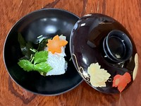 最高の鰹節と最上級の昆布でいいとこどりのお吸い物です。
鯛、三つ葉、（季節により木の芽か柚子を使います）。