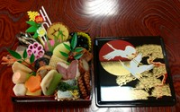 おせち料理お一人様用。
数の子、ぶり照り焼き、有頭海老、伊達巻、各種煮物等々
華やかに彩りよく盛りつけてます。
１２月３１日午後からの引渡しになります。
配達不可　　　　　　　　2,022年価格